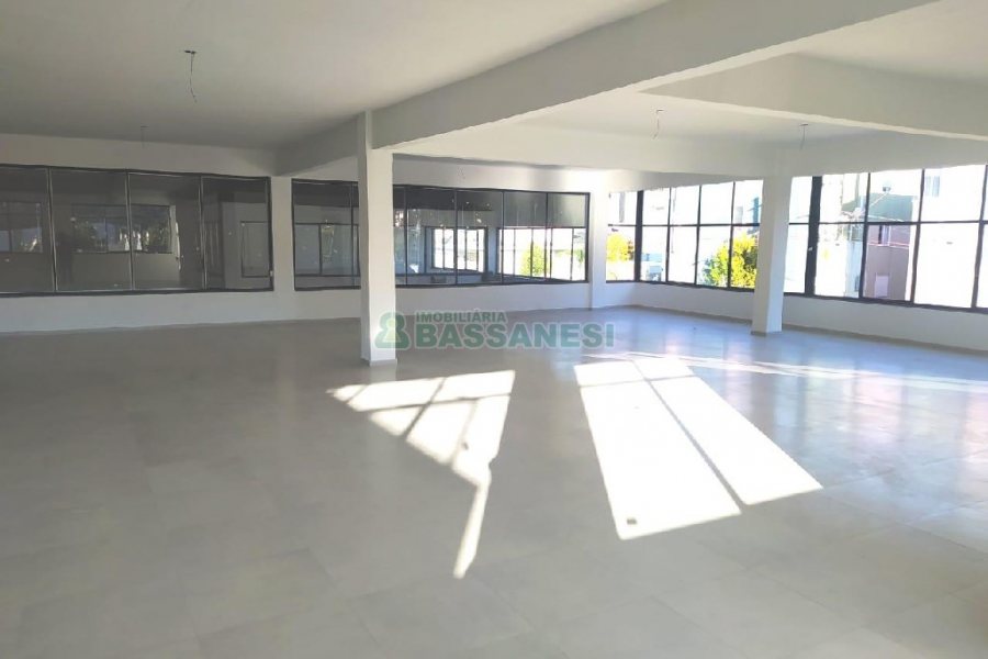 Pavilhão com 1400m², 15 vagas, no bairro Ana Rech em Caxias do Sul para Alugar