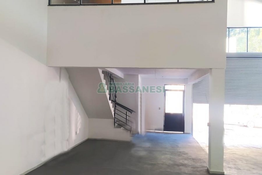 Pavilhão com 1400m², 15 vagas, no bairro Ana Rech em Caxias do Sul para Alugar