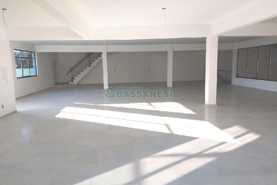 Pavilhão com 1400m², 15 vagas, no bairro Ana Rech em Caxias do Sul para Alugar