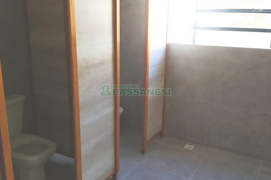 Pavilhão com 1400m², 15 vagas, no bairro Ana Rech em Caxias do Sul para Alugar