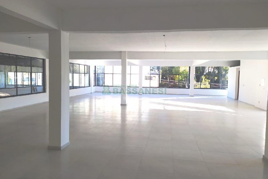 Pavilhão com 1400m², 15 vagas, no bairro Ana Rech em Caxias do Sul para Alugar