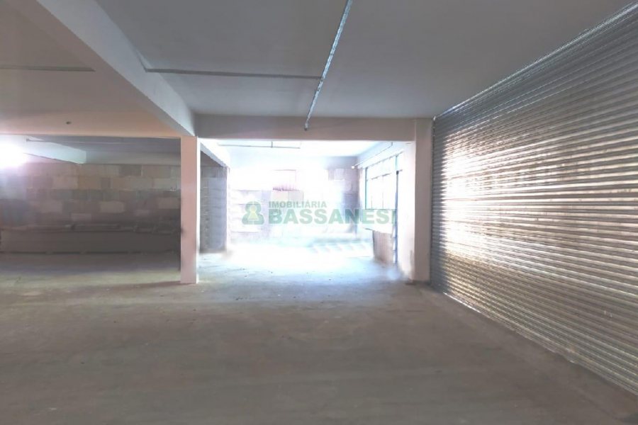 Pavilhão com 1400m², 15 vagas, no bairro Ana Rech em Caxias do Sul para Alugar