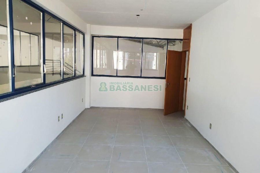 Pavilhão com 1400m², 15 vagas, no bairro Ana Rech em Caxias do Sul para Alugar