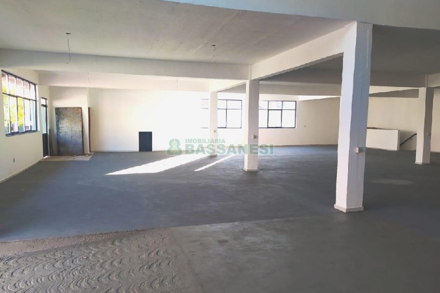 Pavilhão com 1400m², 15 vagas, no bairro Ana Rech em Caxias do Sul para Alugar