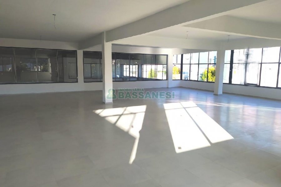 Pavilhão com 1400m², 15 vagas, no bairro Ana Rech em Caxias do Sul para Alugar