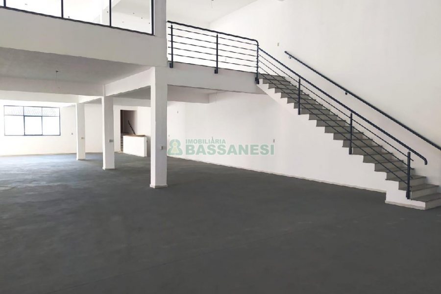 Pavilhão com 1400m², 15 vagas, no bairro Ana Rech em Caxias do Sul para Alugar