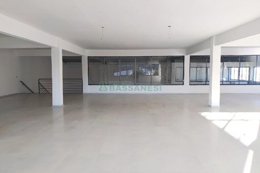 Pavilhão com 1400m², 15 vagas, no bairro Ana Rech em Caxias do Sul para Alugar