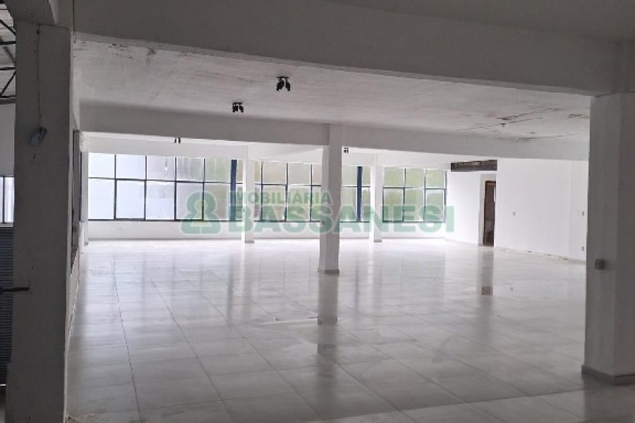 Pavilhão com 1400m², 15 vagas, no bairro Ana Rech em Caxias do Sul para Alugar