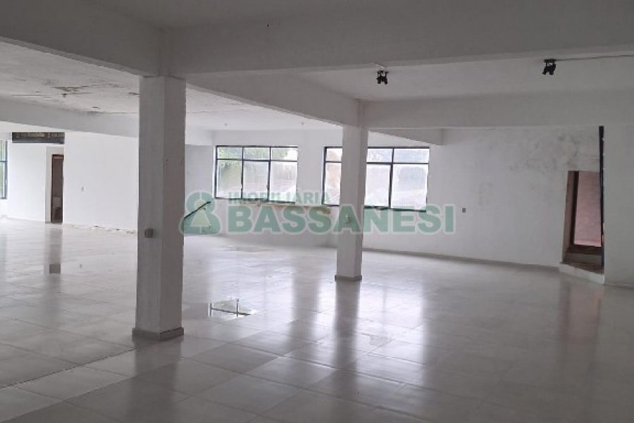 Pavilhão com 1400m², 15 vagas, no bairro Ana Rech em Caxias do Sul para Alugar