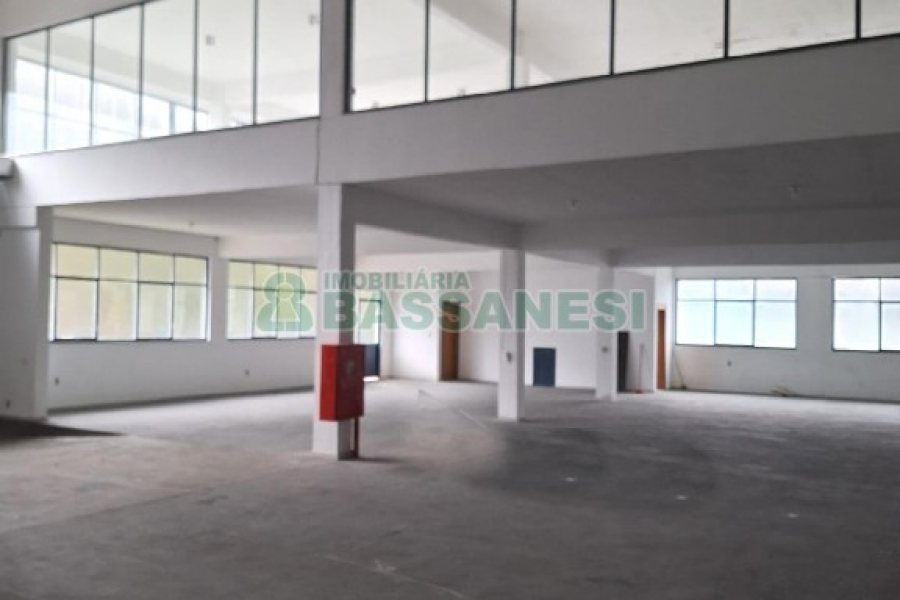 Pavilhão com 1400m², 15 vagas, no bairro Ana Rech em Caxias do Sul para Alugar