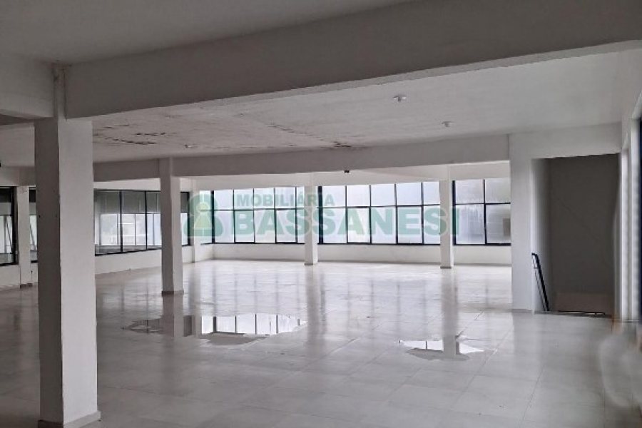 Pavilhão com 1400m², 15 vagas, no bairro Ana Rech em Caxias do Sul para Alugar
