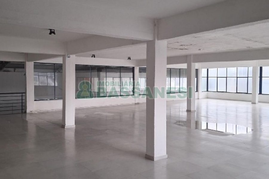 Pavilhão com 1400m², 15 vagas, no bairro Ana Rech em Caxias do Sul para Alugar