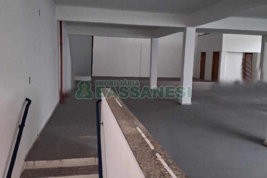 Pavilhão com 1400m², 15 vagas, no bairro Ana Rech em Caxias do Sul para Alugar