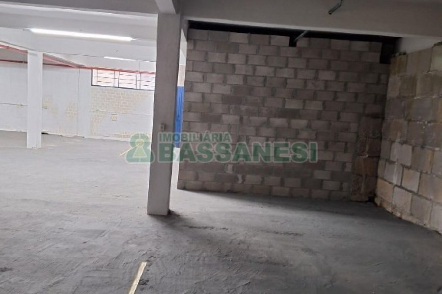 Pavilhão com 1400m², 15 vagas, no bairro Ana Rech em Caxias do Sul para Alugar