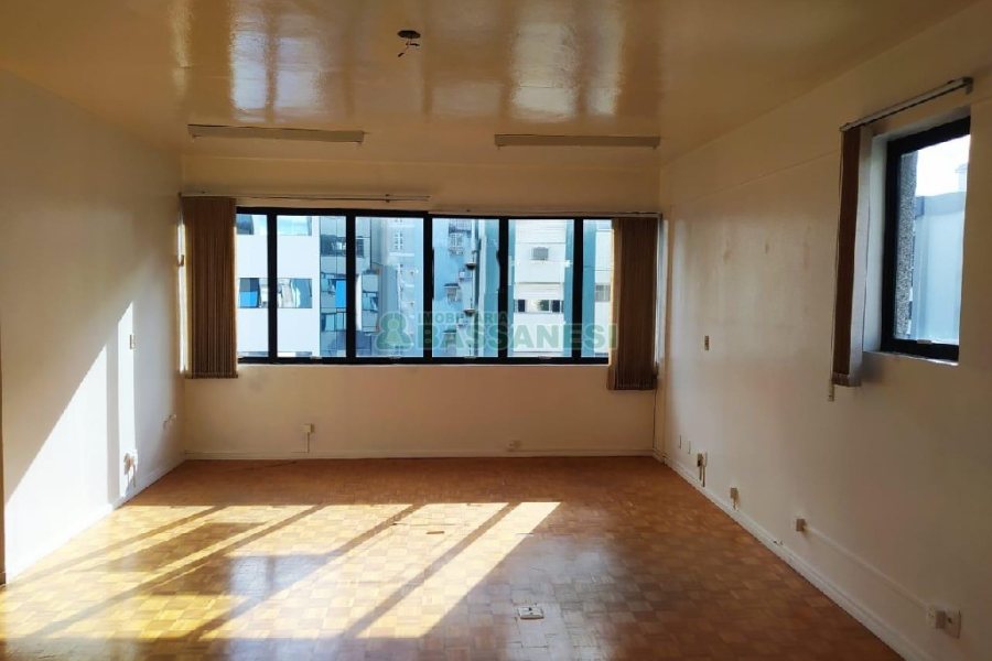 Sala com 50m², 1 vaga, no bairro Centro em Caxias do Sul para Alugar