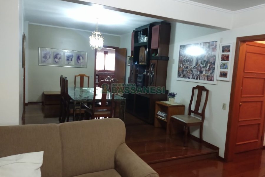 Apartamento com 228m², 4 dormitórios, 2 vagas, no bairro Centro em Caxias do Sul para Comprar