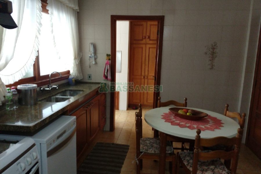 Apartamento com 228m², 4 dormitórios, 2 vagas, no bairro Centro em Caxias do Sul para Comprar