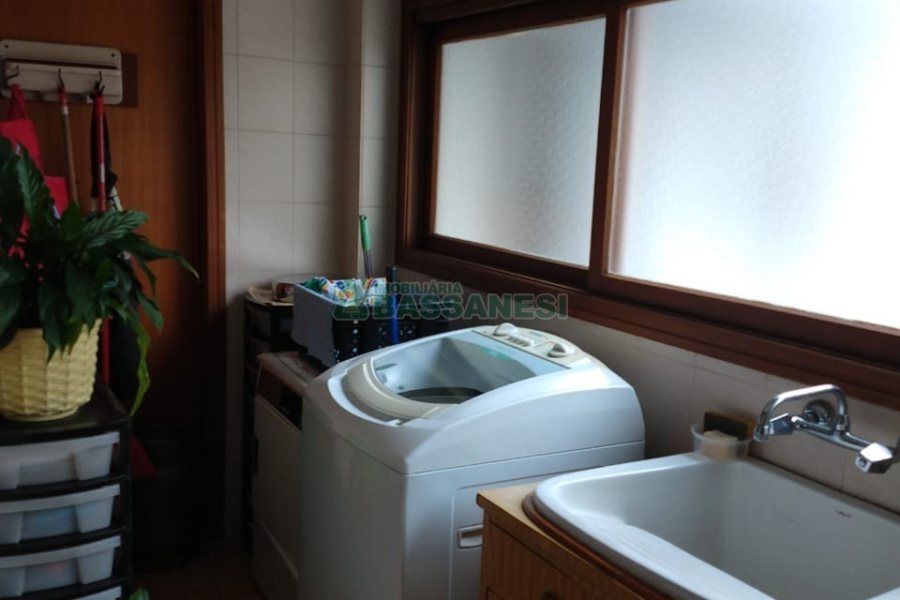 Apartamento com 228m², 4 dormitórios, 2 vagas, no bairro Centro em Caxias do Sul para Comprar