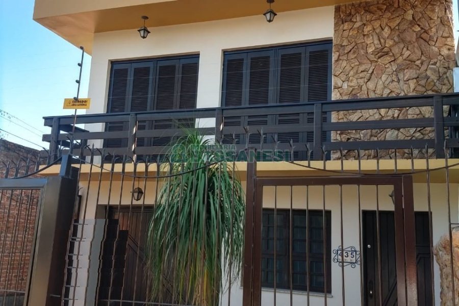 Casa com 200m², 3 dormitórios, 1 vaga, no bairro Pio X em Caxias do Sul para Comprar