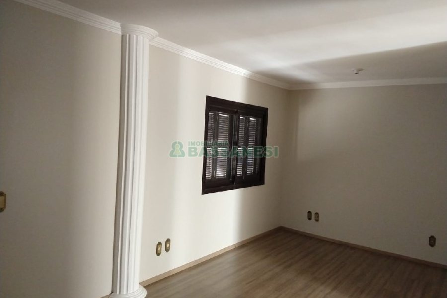 Casa com 200m², 3 dormitórios, 1 vaga, no bairro Pio X em Caxias do Sul para Comprar