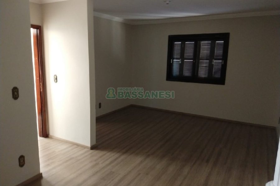 Casa com 200m², 3 dormitórios, 1 vaga, no bairro Pio X em Caxias do Sul para Comprar