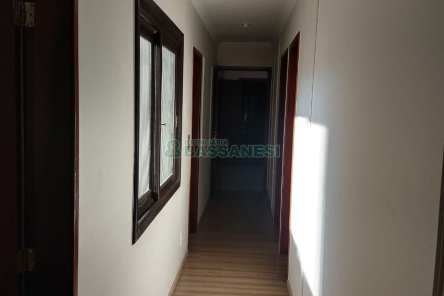 Casa com 200m², 3 dormitórios, 1 vaga, no bairro Pio X em Caxias do Sul para Comprar