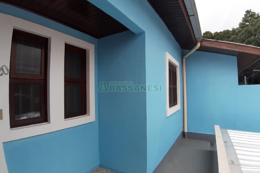 Casa com 70m², 2 dormitórios, 2 vagas, no bairro Cidade Nova em Caxias do Sul para Comprar