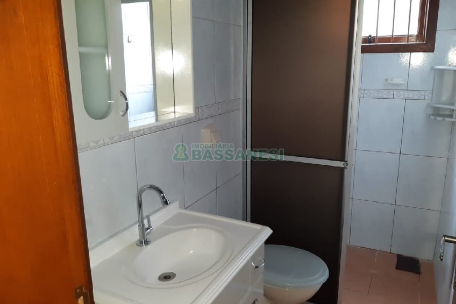 Casa com 70m², 2 dormitórios, 2 vagas, no bairro Cidade Nova em Caxias do Sul para Comprar