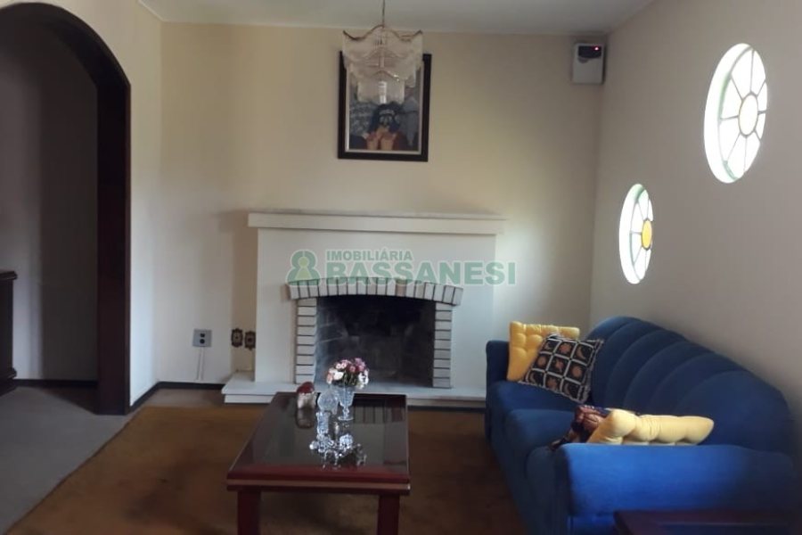 Casa com 200m², 3 dormitórios, 1 vaga, no bairro Sagrada Família em Caxias do Sul para Comprar