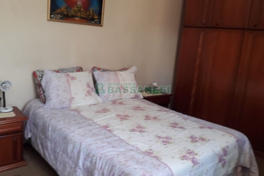 Casa com 200m², 3 dormitórios, 1 vaga, no bairro Sagrada Família em Caxias do Sul para Comprar