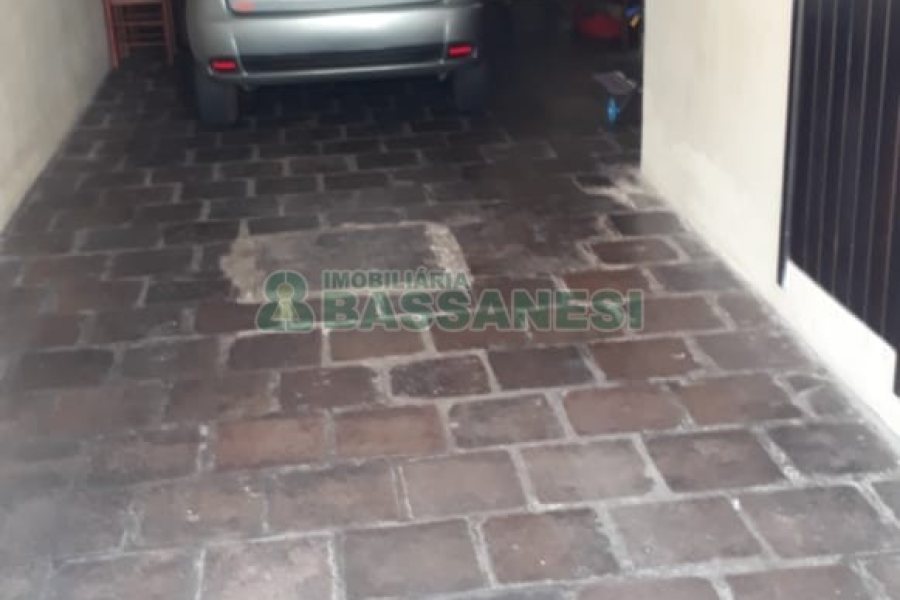 Casa com 200m², 3 dormitórios, 1 vaga, no bairro Sagrada Família em Caxias do Sul para Comprar