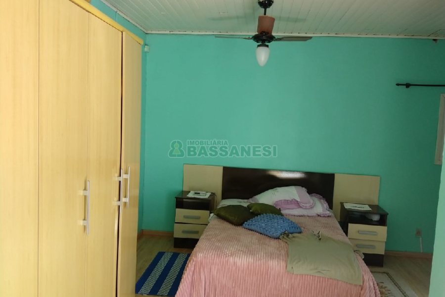 Casa com 75m², 4 dormitórios, 3 vagas, no bairro Santa Catarina em Caxias do Sul para Comprar