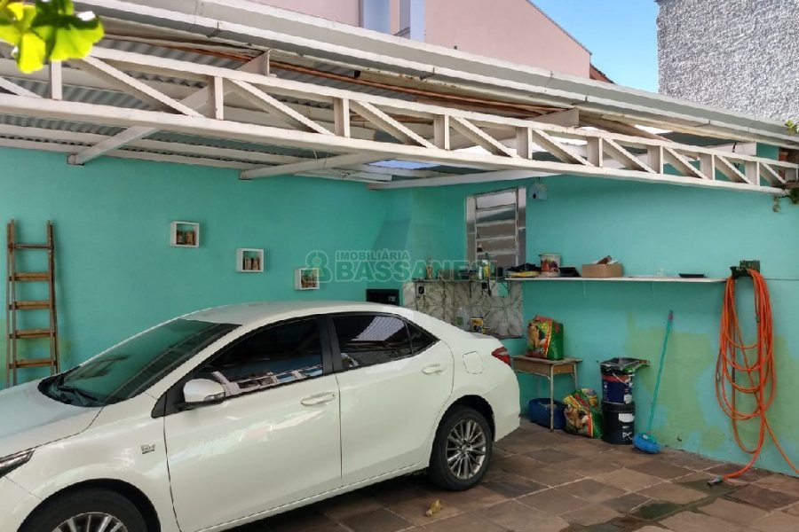 Casa com 75m², 4 dormitórios, 3 vagas, no bairro Santa Catarina em Caxias do Sul para Comprar