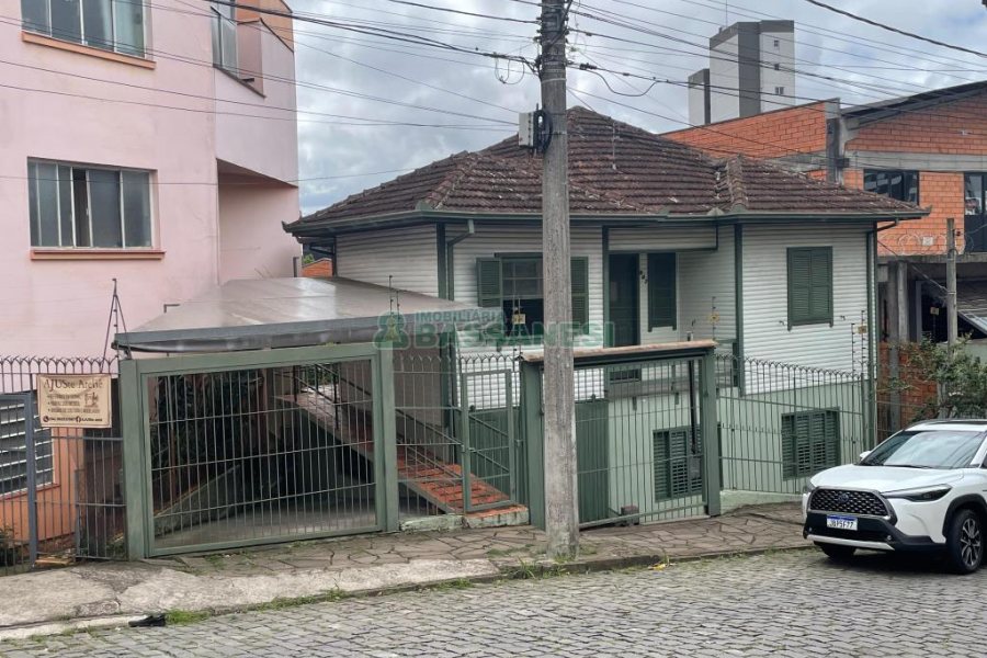 Casa com 200m², 5 dormitórios, 2 vagas, no bairro Rio Branco em Caxias do Sul para Comprar