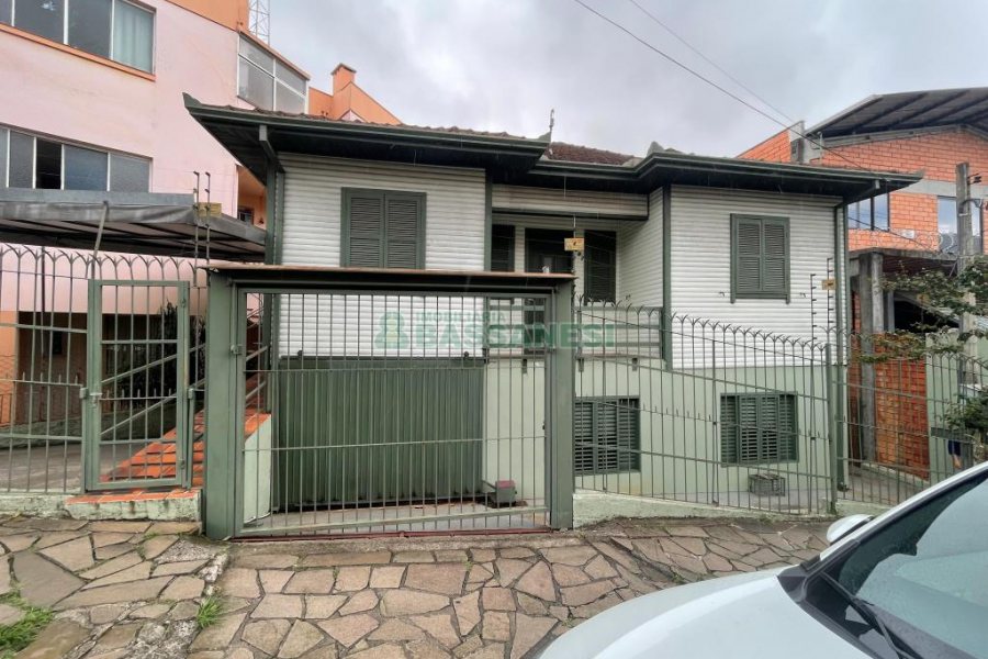 Casa com 200m², 5 dormitórios, 2 vagas, no bairro Rio Branco em Caxias do Sul para Comprar