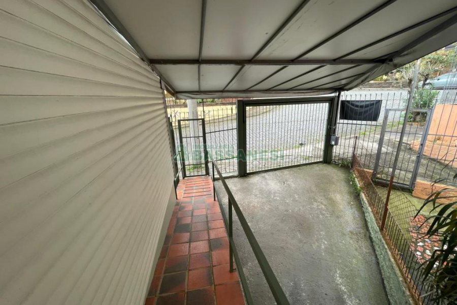 Casa com 200m², 5 dormitórios, 2 vagas, no bairro Rio Branco em Caxias do Sul para Comprar