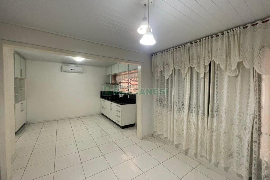 Casa com 200m², 5 dormitórios, 2 vagas, no bairro Rio Branco em Caxias do Sul para Comprar