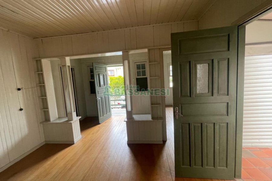 Casa com 200m², 5 dormitórios, 2 vagas, no bairro Rio Branco em Caxias do Sul para Comprar