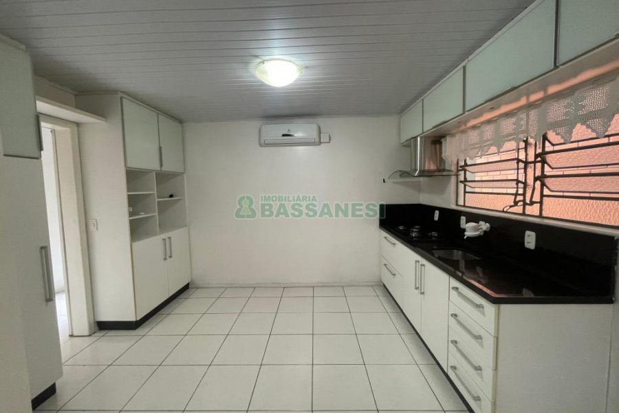 Casa com 200m², 5 dormitórios, 2 vagas, no bairro Rio Branco em Caxias do Sul para Comprar
