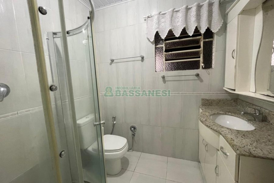 Casa com 200m², 5 dormitórios, 2 vagas, no bairro Rio Branco em Caxias do Sul para Comprar