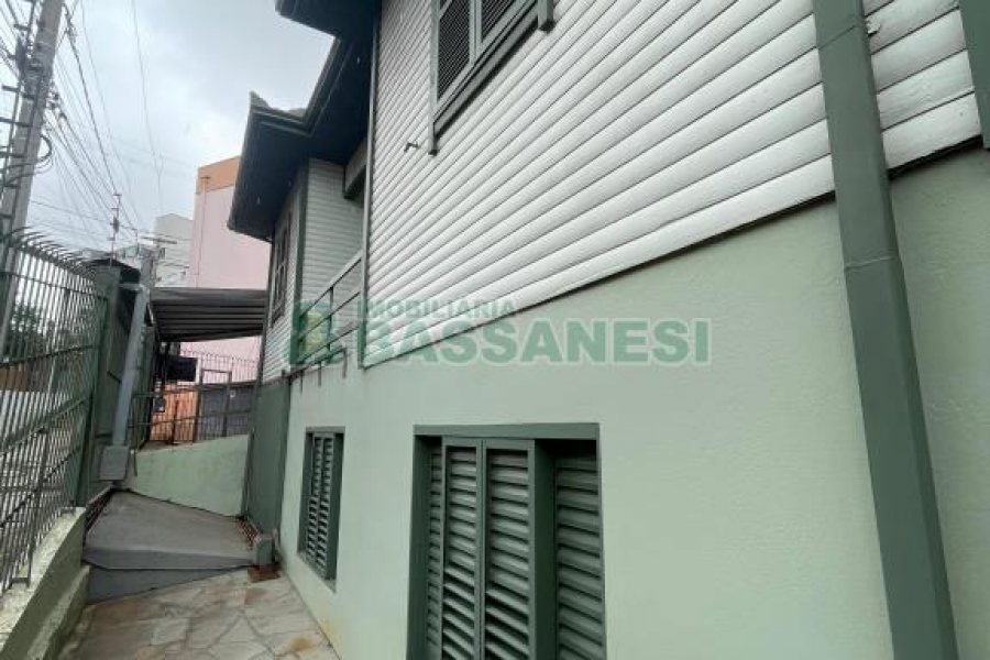 Casa com 200m², 5 dormitórios, 2 vagas, no bairro Rio Branco em Caxias do Sul para Comprar