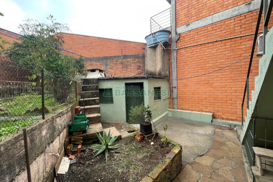 Casa com 200m², 5 dormitórios, 2 vagas, no bairro Rio Branco em Caxias do Sul para Comprar