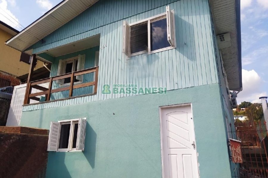 Casa com 113m², 3 dormitórios, 2 vagas, no bairro Planalto em Caxias do Sul para Comprar