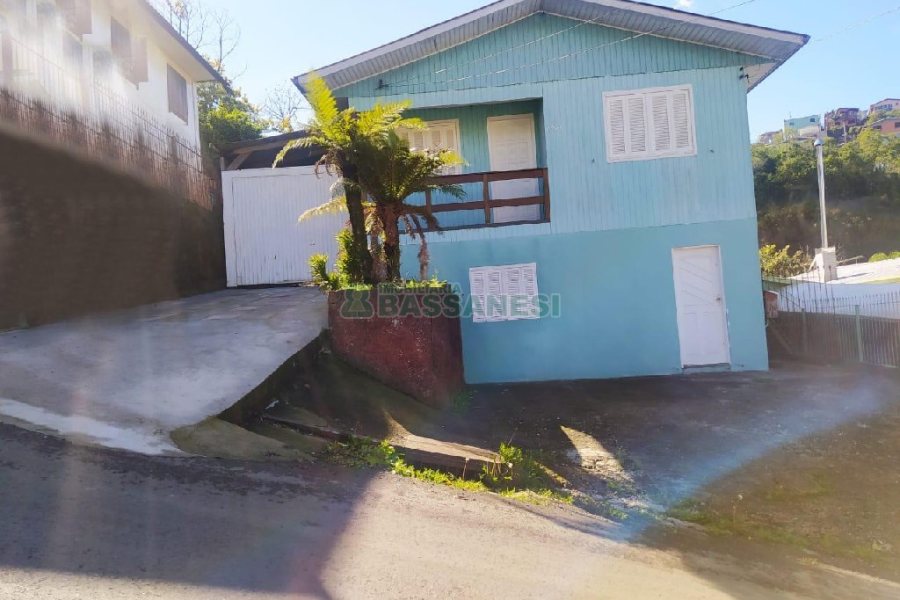 Casa com 113m², 3 dormitórios, 2 vagas, no bairro Planalto em Caxias do Sul para Comprar