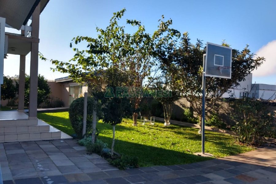 Casa com 338m², 3 dormitórios, 2 vagas, no bairro Arco Baleno em Caxias do Sul para Comprar