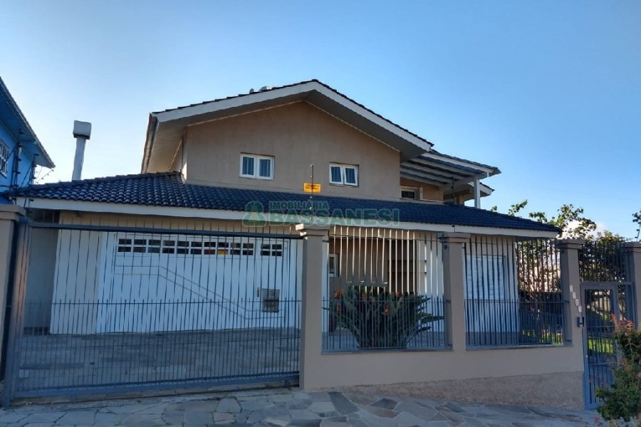 Casa com 338m², 3 dormitórios, 2 vagas, no bairro Arco Baleno em Caxias do Sul para Comprar