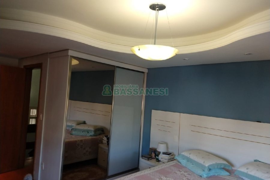 Casa com 338m², 3 dormitórios, 2 vagas, no bairro Arco Baleno em Caxias do Sul para Comprar