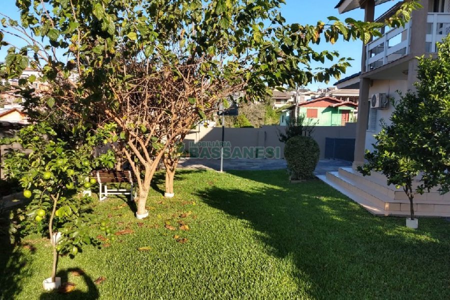 Casa com 338m², 3 dormitórios, 2 vagas, no bairro Arco Baleno em Caxias do Sul para Comprar