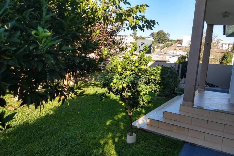 Casa com 338m², 3 dormitórios, 2 vagas, no bairro Arco Baleno em Caxias do Sul para Comprar