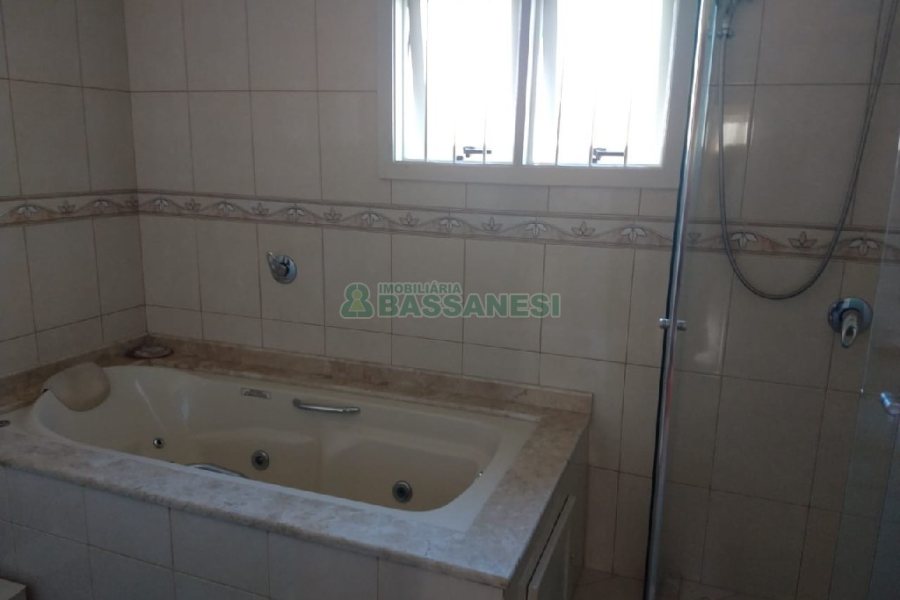 Casa com 338m², 3 dormitórios, 2 vagas, no bairro Arco Baleno em Caxias do Sul para Comprar